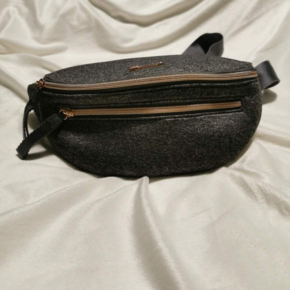 Stella and Dot Fannypack - Picture 1 of 3